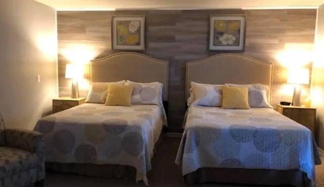 Downtown Fort Loramie Motel -Clean and comfortable with Ice cream shop on site