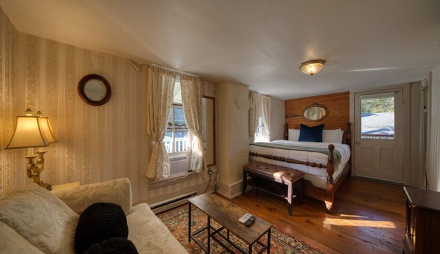 Downtown Four Poster Piedmont