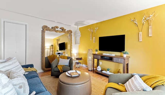 Downtown Frederick retreat with parking. Dog- and baby-friendly!