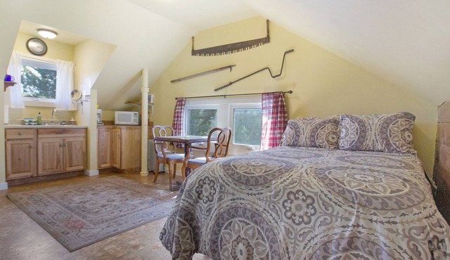 Downtown Friday Harbor! (Logger Suite)