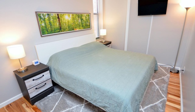 Downtown Gate District Neighborhood, Convenient To Everything, King Bed (1F)