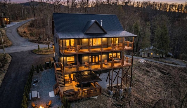 Downtown Gatlinburg - Hot Tub, Fire Pit & Pool Table