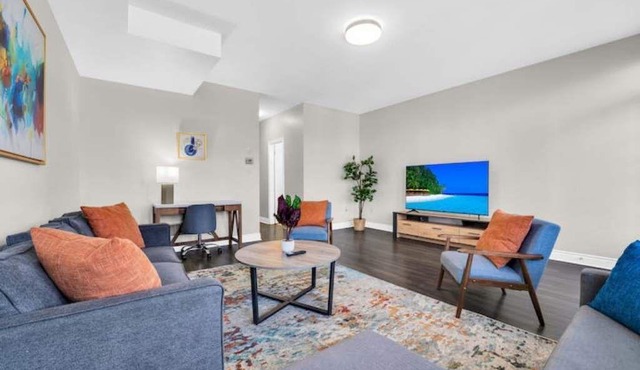 Downtown Gem - 3min to Lakefront - King Bed