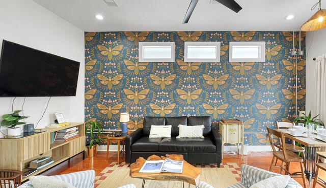 Downtown Gem Blocks to the Quarter, 9 Beds, 3.5 baths and TVs in 2 bedrooms