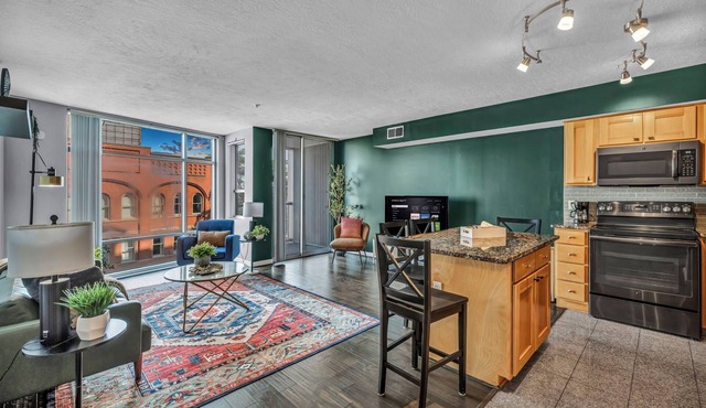 Downtown Getaway, Free Parking, 24/7 Hour Gym