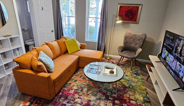 Downtown Getaway ~ Historic & Peaceful, FREE Bikes