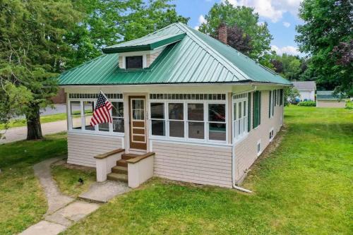 Downtown Gillett Bungalow, Fireplace, 3B, Historic
