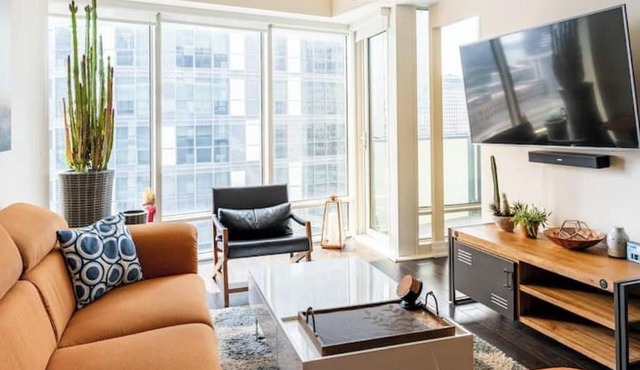 Downtown Gorgeous Luxury Condo 1 B+Den+2 full bathnn