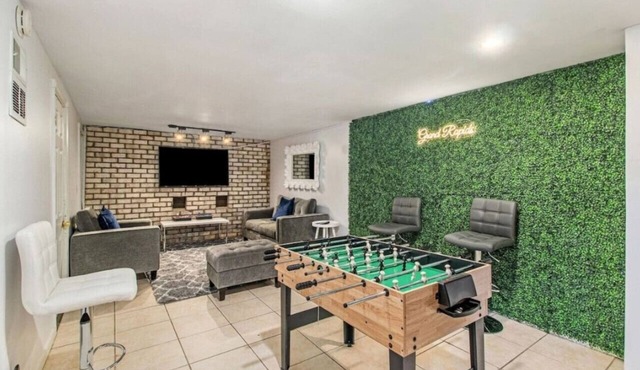 Downtown GR Gem-Gameroom- Huge Backyard- Sleeps 16