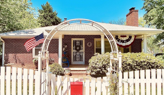 Downtown Greer Cottage ⭐️ Walk to downtown!