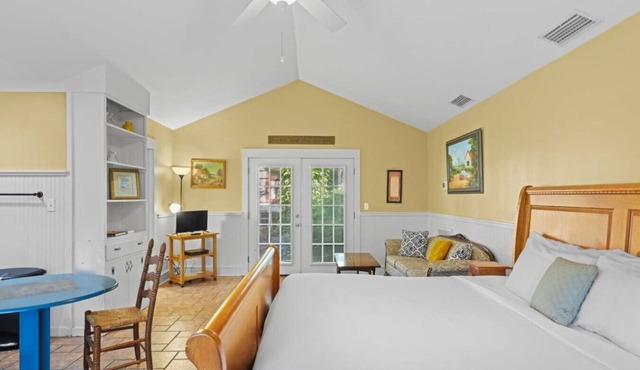 Downtown Guest Studio with Porch and Spa Tub