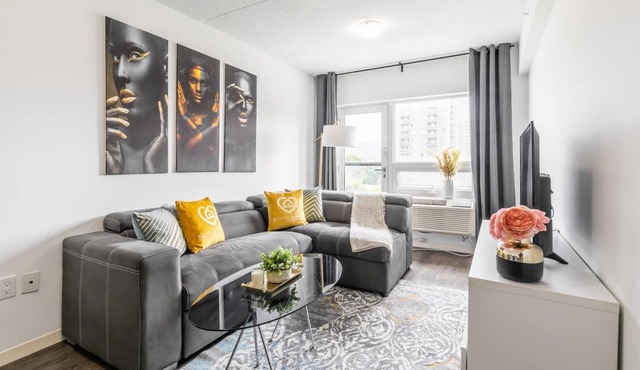 Downtown Hamilton Apartment. BBQ, GYM