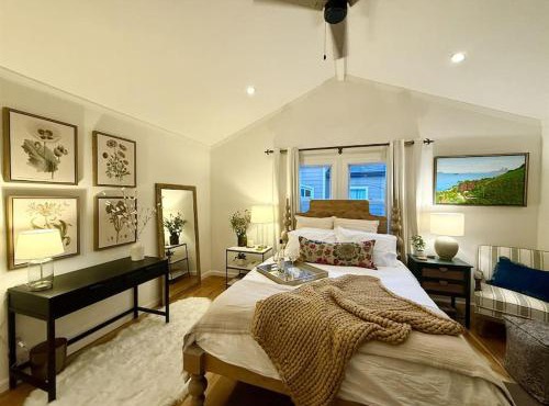 Downtown Healdsburg Plaza Charmer with Hot Tub