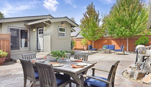 Downtown Healdsburg Wine Country Retreat