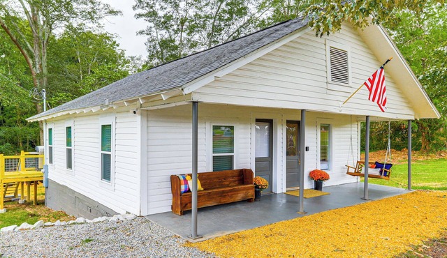 Downtown Heflin Cottage w/Deck & Fire Pit!