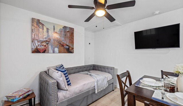 Downtown + Heights Flat | Games | TVs WiFi | Pets