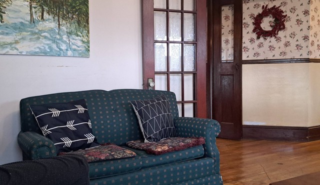 Downtown heritage flat near everything