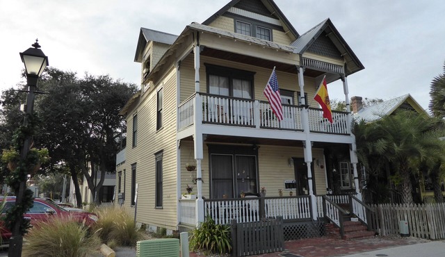 Downtown Hideaway, studio accommodations, in the heart of the Historic District