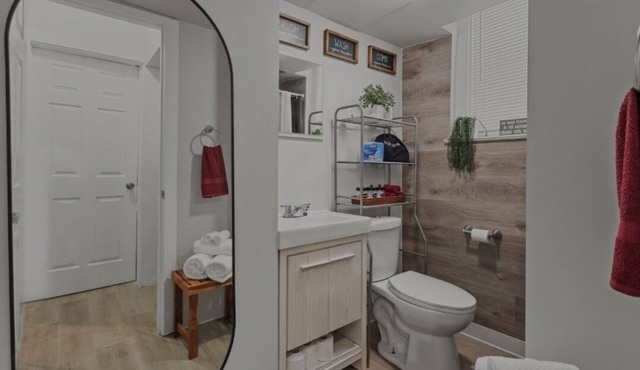 Downtown Hideaway w/Cozy & Modern Comfort