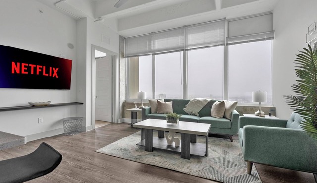 Downtown High-Rise w/City Views, Pool & Gym