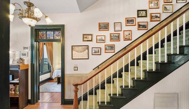 Downtown Historic Victorian, Steps to Clay Theatre