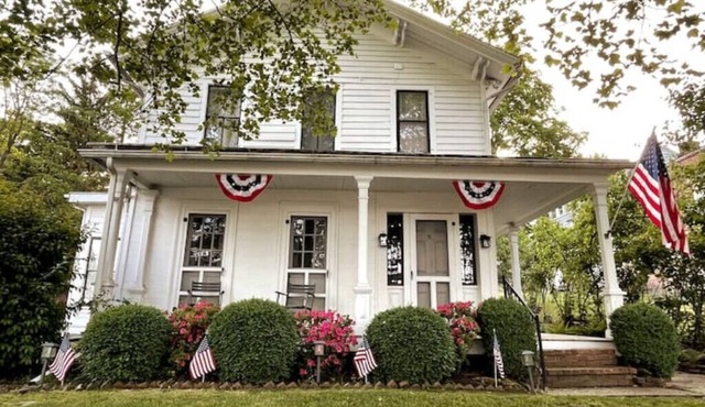 Downtown Historic 4 bedroom, 2 1/2 bath, 1/3 acre