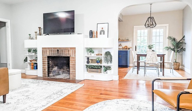 Downtown Historic Bungalow- Pet friendly fully fenced backyard