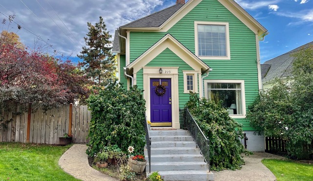 Downtown Historic Home. One block to downtown, cozy gathering place!