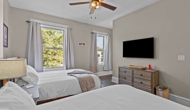 Downtown Historic Retreat [w/Balcony & Grill}