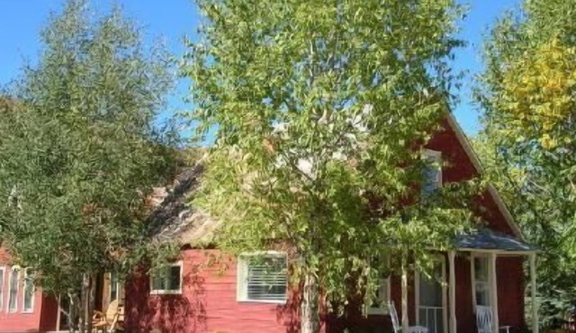 Downtown historic appeal only 1/2 block from Elk! Private HOT TUB!