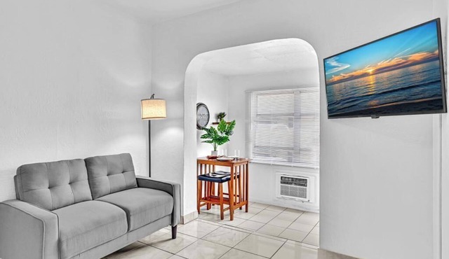 Downtown Hollywood Beach Blvd Studio Getaway