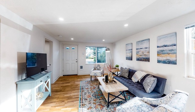 Downtown home base with W/D & deck - walk to University of Oregon & dog-friendly