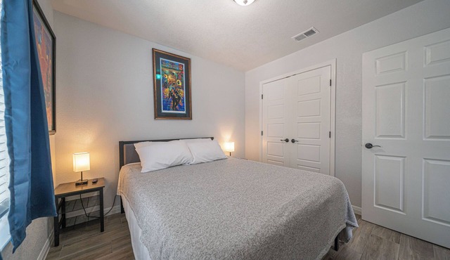 Downtown Home! Family Ready — Walk to Riverwalk, Alamodome & Attractions, 2 bdrm