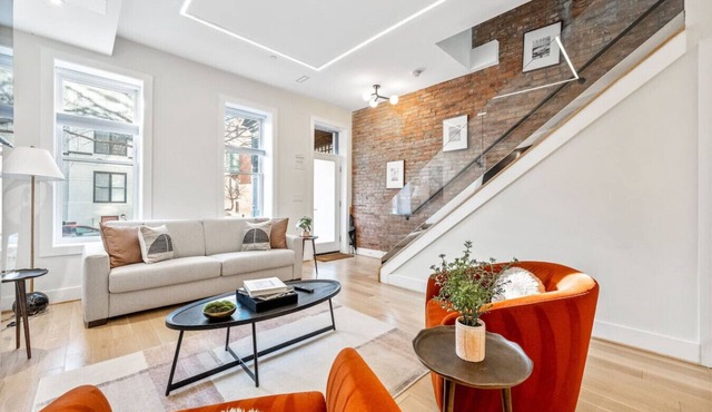 Downtown home w/free on-street parking & rooftop