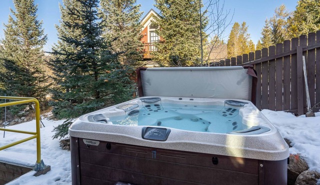 Downtown Home w/Mountain Views + Hot Tub + Ski Shuttle - Raven's Call Chalet