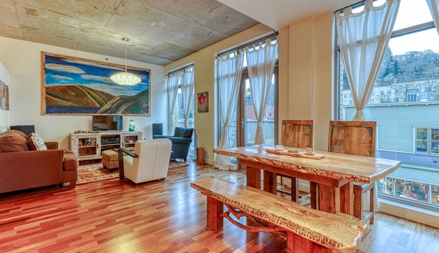 Downtown Hood River Loft, Walk to Dining & River