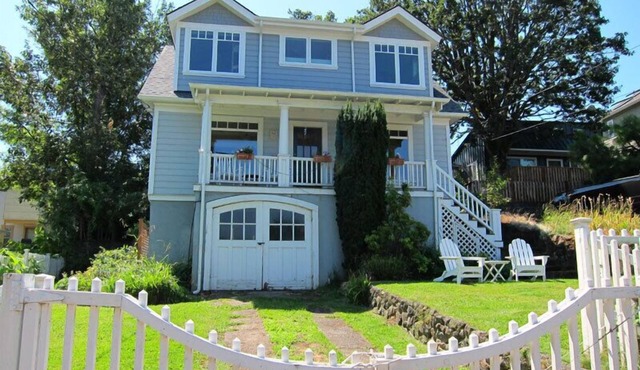 Downtown Hood River View Bungalow with HOT TUB, WIFI, A/C