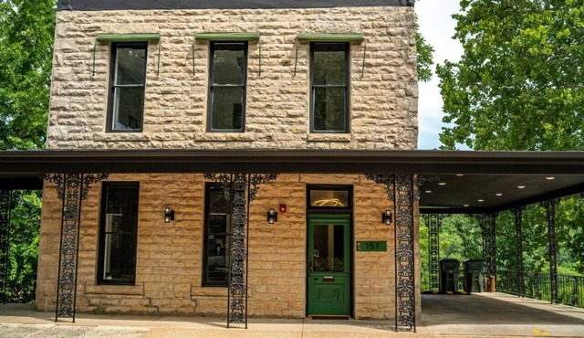 Downtown+HotTub+Wifi+FreeParking @151 Spring Ste F