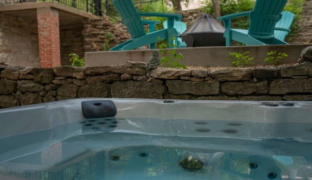 Downtown+HotTub+Wifi+FreeParking Entire Building @151 Spring