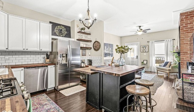 Downtown House:Bottleworks, private yard, garage. Walk to all Indy has to offer!