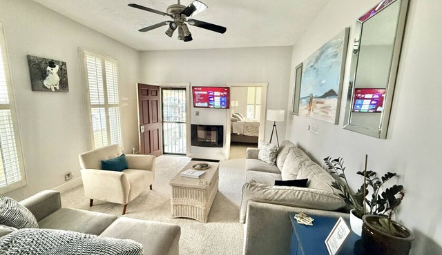 Downtown House w/King Bed-Parking-Bars-Restaurants