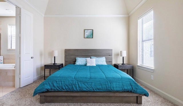 Downtown Houston Haven: Stylish & Spacious!