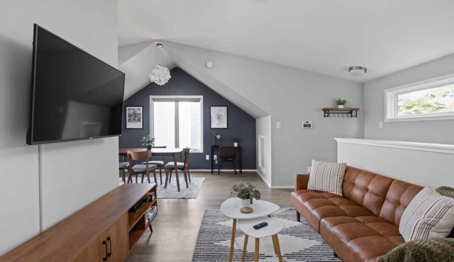Downtown Indy Carriage House | Walk to Hot Spots