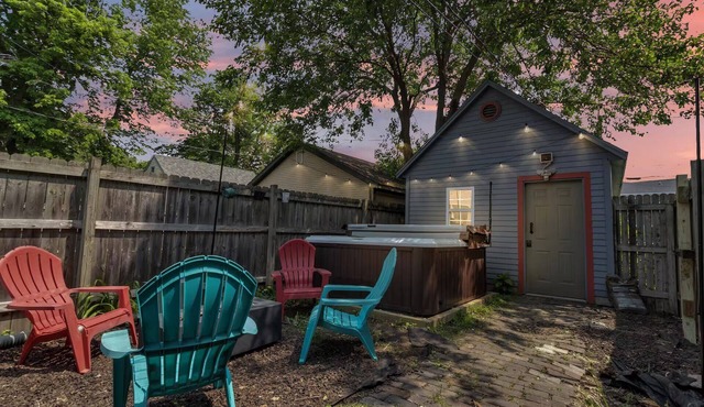 Downtown Indy Home - Walkable - Hot Tub- Private backyard