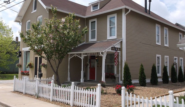DOWNTOWN INDY HOME IN HISTORIC LOCKERBIE SQUARE - 7 BLOCKS FROM CITY CENTER!