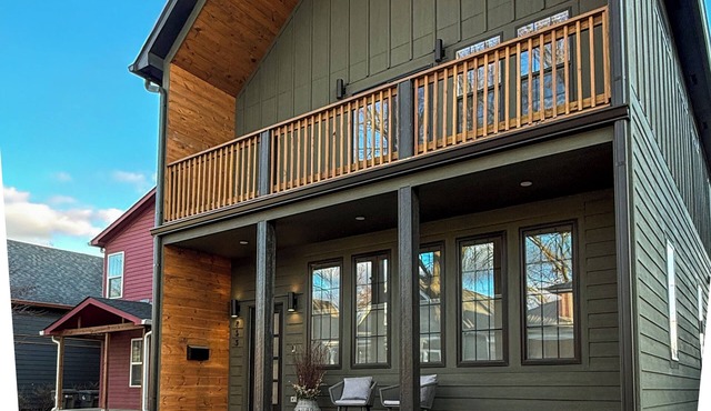 Downtown Indy, Rooftop Deck with Hot Tub, Gym, Bikes, Tesla Charger