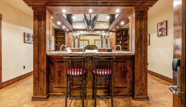 Downtown Jackson - 2 Bedroom Deluxe Suite