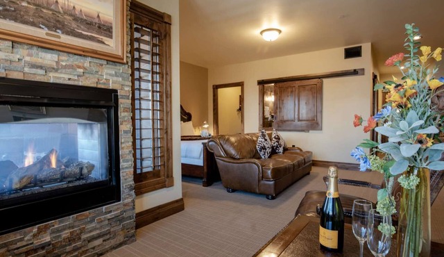 Downtown Jackson - Fireplace Suite