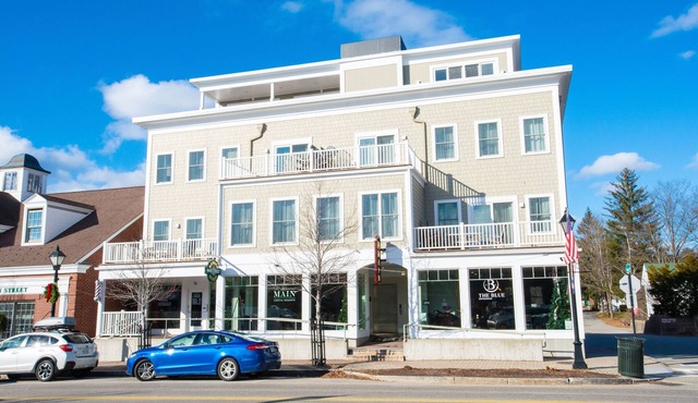 Downtown Kennebunk Penthouse Getaway