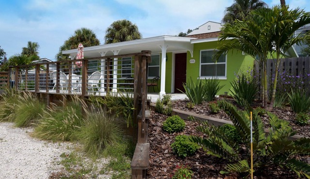 Downtown Keylime Cottage 2
